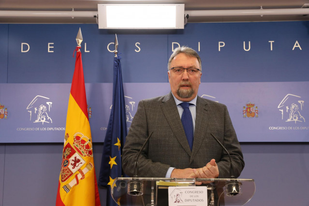 El diputado de Foro Asturias, Isidro Manuel Martínez Oblanca, ofrece una rueda de prensa en el Congreso de los Diputados tras su consulta con el Rey