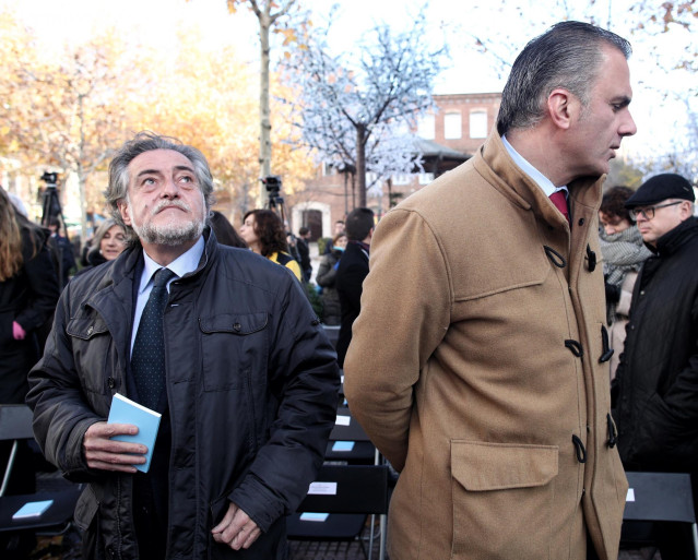 El portavoz del PSOE en el Ayuntamiento de Madrid, Pepu Hernández (i) y el secretario general de Vox y portavoz del partido en el Ayuntamiento de Madrid, Javier Ortega Smith (d), durante un acto de homenaje del Ayuntamiento de Madrid a la Constitución Esp