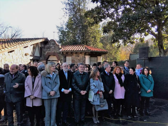 El alcalde de Bilbao, Juan Mari Aburto, junto a la corporación municipal en el homenaje a las víctimas en el Día Internacional de los Derechos Humanos.