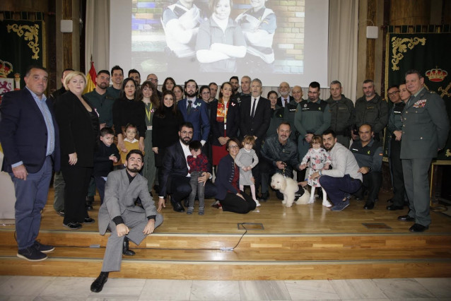 Foto de familia en la presentación del calendario solidario de la Guardia Civil 2020 a beneficio de los afectados por la enfermedad de piel de mariposa