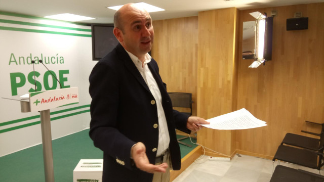 El secretario de Política Institucional del PSOE de Andalucía, Francisco Conejo, en rueda de prensa. Foto de archivo