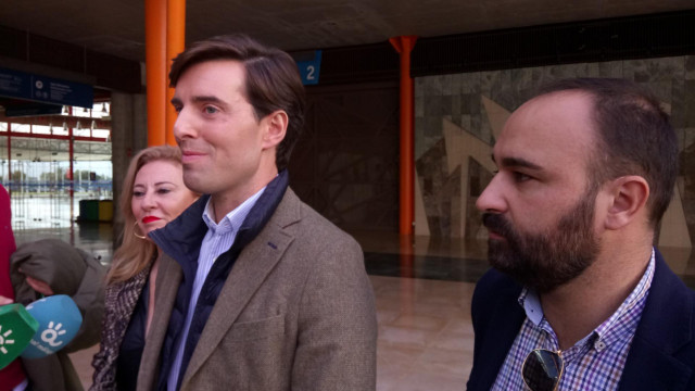 El vicesecretario de Comunicación del PP y diputado nacional por Málaga, Pablo Montesinos, atiende a los medios junto a los también diputados nacionales Carolina España y Mario Cortés.