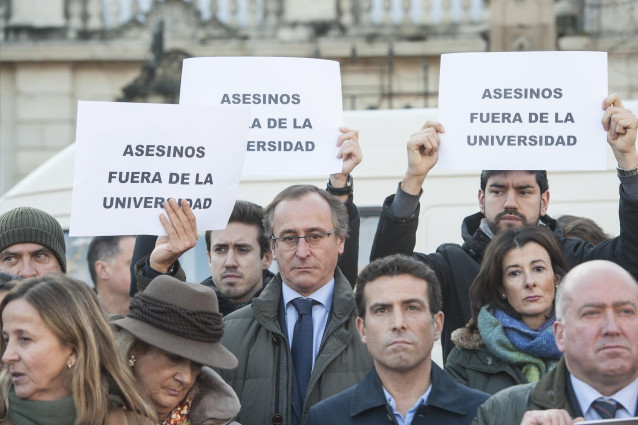 Alfonso Alonso (c), junto a carteles en los que se lee 