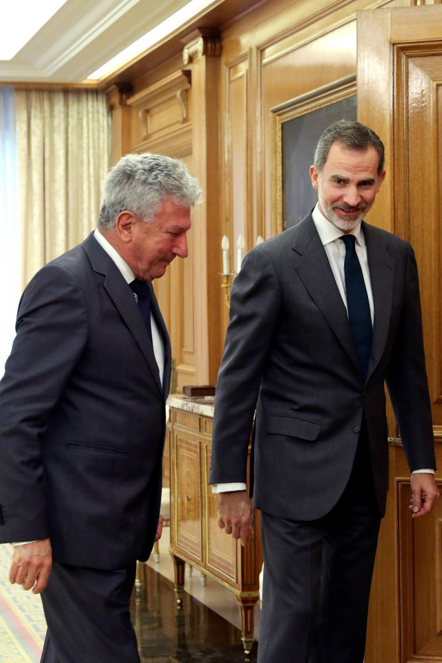 El rey Felipe VI saluda al diputado de Nueva Canarias, Pedro Quevedo