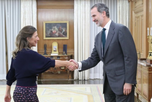 Yolanda Díaz, portavoz de Galicia En Común, salundando al Rey Felipe VI