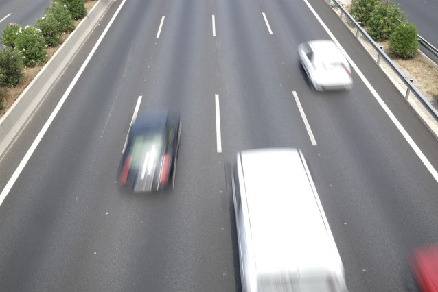 IMAGEN DE RECURSO DE COCHES EN UNA CARRETERA