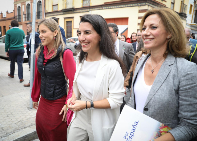 La presidenta de Vox Madrid, Rocío Monasterio (c), tras atender a los medios de comunicación a las puertas del Centro Mena. En Sevilla, a 04 de noviembre de 2019.