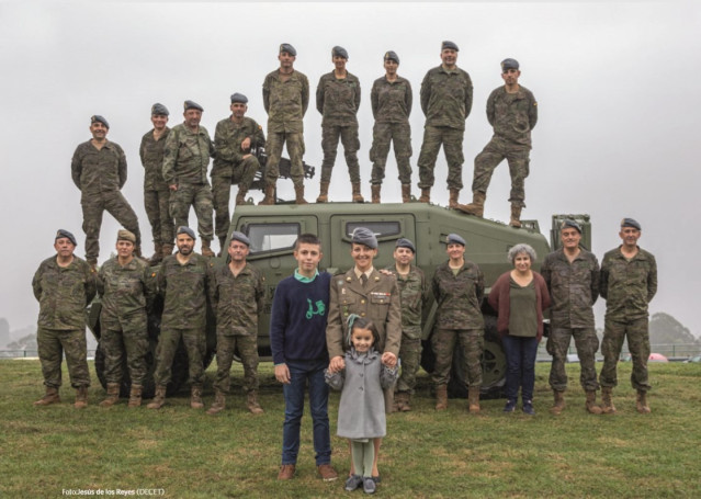 Imagen del calendario del Ejército de Tierra 2020. Raúl, Sofía y Alexandra, hijos y esposa del sargento 1º Francisco Javier Benítez, fallecido en Jaca, en 2018. Posan con personal del Cuartel General de la Brigada «Galicia» VII, en Pontevedra