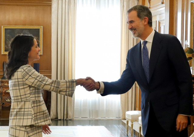 El rey Felipe VI (d) saluda a la portavoz de Ciudadanos Inés Arrimadas, durante la audiencia este miércoles en el Palacio de la Zarzuela,