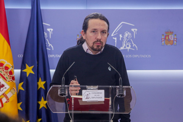 El secretario general de Podemos, Pablo Iglesias, ofrece una rueda de prensa en el Congreso de los Diputados tras su consulta con el Rey sobre una posible investidura del candidato socialista como Presidente del Gobierno, en Madrid (España)