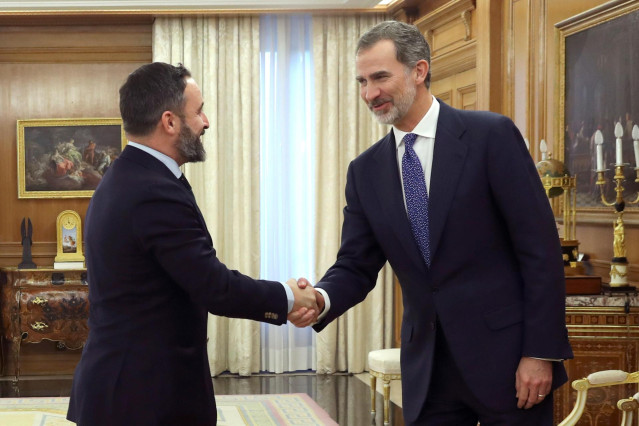 El rey Felipe VI recibe en audiencia al líder de Vox, Santiago Abascal (i), enla ronda de consultas con los representantes de los partidos para decidir si propone un candidato a la investidura