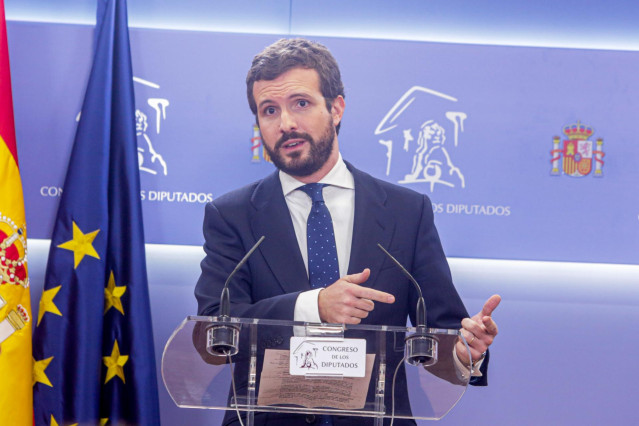 El presidente del Partido Popular, Pablo Casado, ofrece una rueda de prensa en el Congreso de los Diputados tras su consulta con el Rey sobre una posible investidura del candidato socialista como Presidente del Gobierno, en Madrid (España), a 11 de diciem
