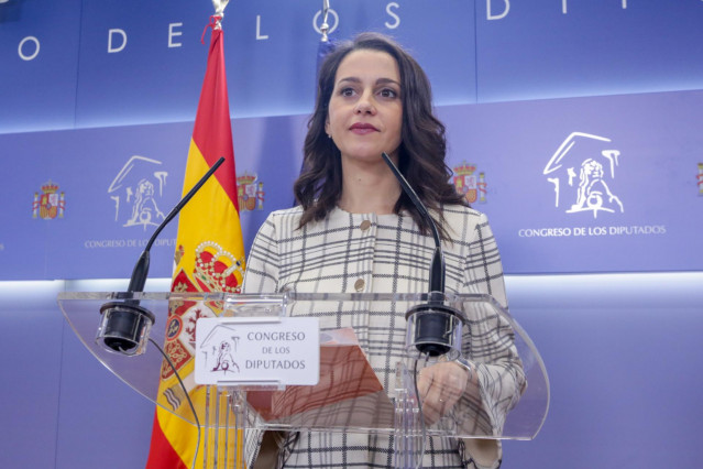 La portavoz de Ciudadanos (Cs) en la Cámara Baja, Inés Arrimadas, ofrece una rueda de prensa en el Congreso de los Diputados tras su consulta con el Rey sobre una posible investidura del candidato socialista como Presidente del Gobierno, en Madrid (España