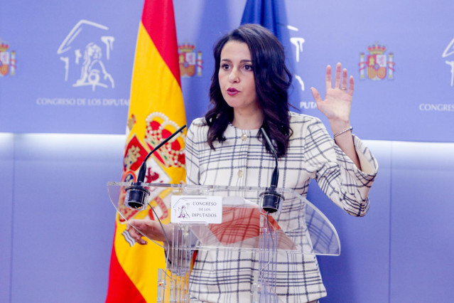 La portavoz de Ciudadanos (Cs) en la Cámara Baja, Inés Arrimadas, se dirige a ofrecer rueda de prensa en el Congreso de los Diputados tras su consulta con el Rey sobre una posible investidura del candidato socialista como Presidente del Gobierno, en Madri