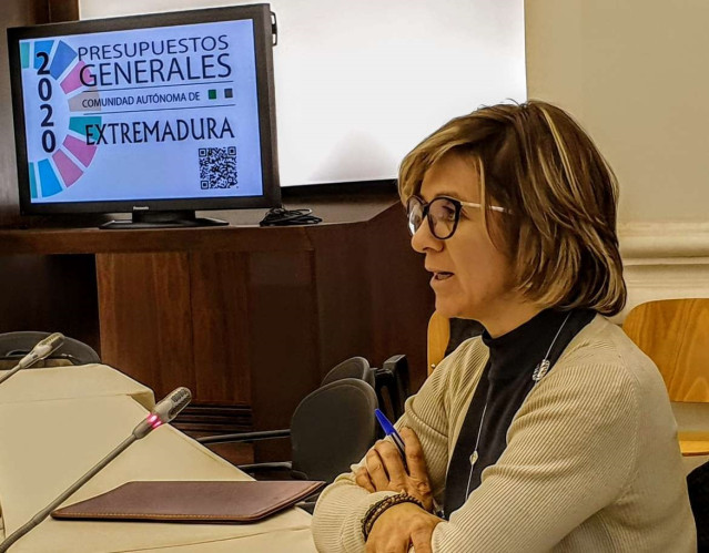 La secretaria general de la Consejería de Agricultura, Desarrollo Rural, Población y Territorio de la Junta de Extremadura, María Curiel, en la presentación en la Asamblea de las partidas de los PGEx 2020 de su departamento