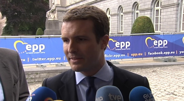 El líder del PP, Pablo Casado, hace declaraciones a los medios en Bruselas