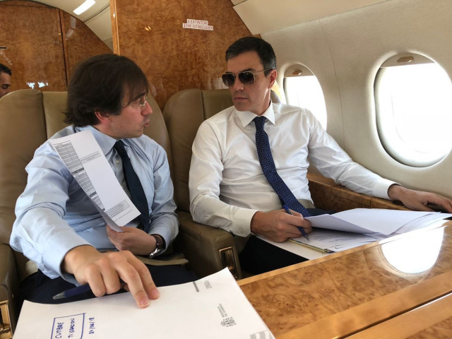 El secretario general de Asuntos Internacionales, Unión Europea, G20 y Seguridad Global, José Manuel Albares, y el presidente del Gobierno, Pedro Sánchez, en un avión Falcon. De archivo.
