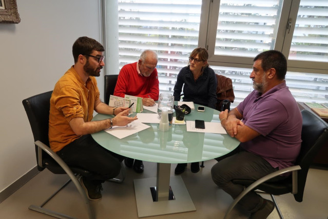 El coordinador de Amnistía Internacional-Baleares, Jaime Maisonneuve, y la responsable de Relaciones Institucionales de la entidad, Montse Farran, con el secretario autonómico de Memoria Democrática y Buen Gobierno, Jesús Jurado.