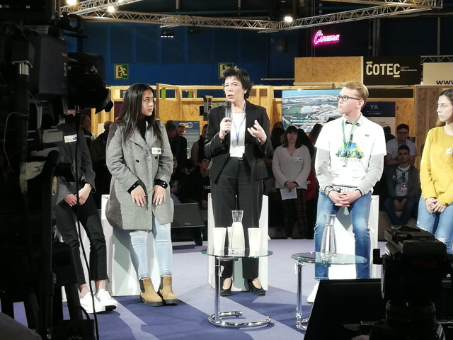 La ministra Isabel Celaá en un encuentro con jóvenes en la COP