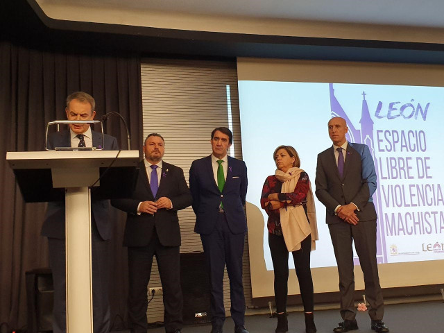 El expresidente del Gobierno, José Luis Rodríguez Zapatero, junto al presidente de la Diputación de León, Eduardo Morán, el consejero de Fomento y Medio Ambiente de la Junta de Castilla y León, Juan Carlos Suárez-Quiñones, la exdiputada Elena Valenciano y
