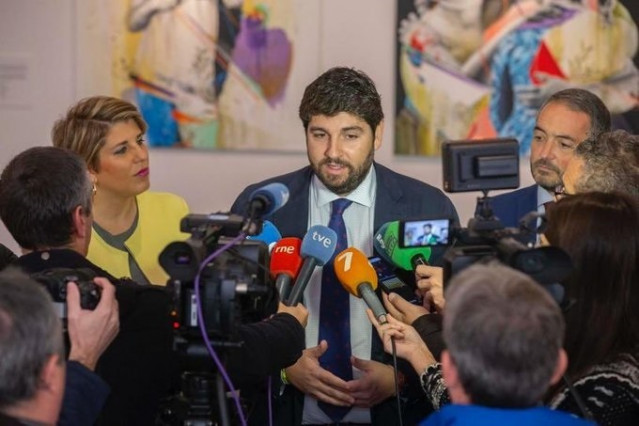 López Miras responde a las preguntas de los periodistas