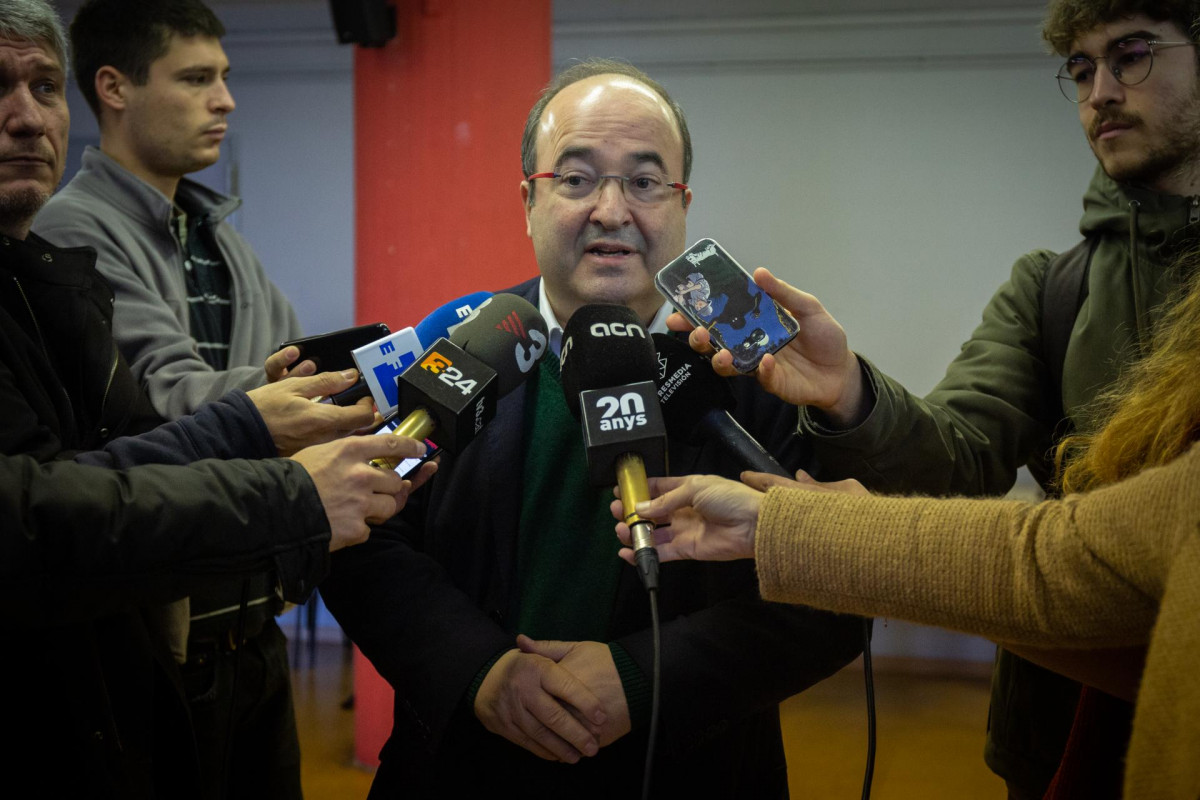 El primer secretario del PSC, Miquel Iceta, atiende a los medios tras votar en la consulta a la militancia del PSOE sobre el acuerdo de Gobierno de coalición con Podemos, en Barcelona (Cataluña) a 2