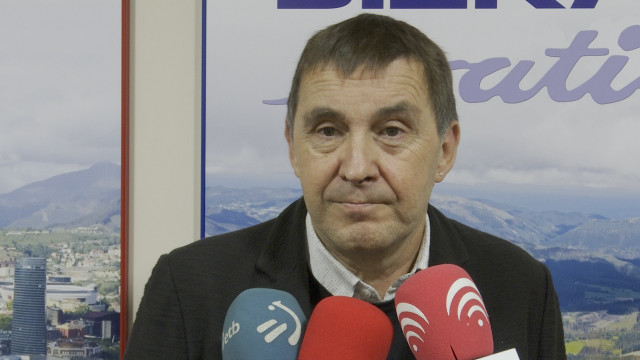 El coordinador de EH Bildu, Arnaldo Otegi, en una entrevixta a Bizkaia Irratia