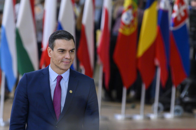 Pedro Sánchez atiende durante el Consejo Europeo que se celebra en Bruselas.