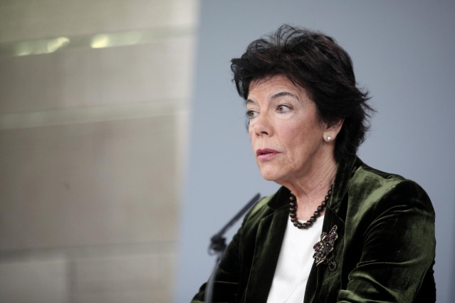 La ministra Portavoz, y de Educación y Formación Profesional en funciones, Isabel Celaá, durante su comparecencia ante los medios de comunicación, tras la reunión del Consejo de Ministros en Moncloa en Madrid (España), a 13 de diciembre de 2019.