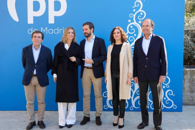(I-D) El alcalde de Madrid, la esposa de Pablo Casado, el presidente del PP, la presidenta de la Comunidad de Madrid y el presidente del PP madrileño en la comida de Navidad del PP de la Comunidad de Madrid