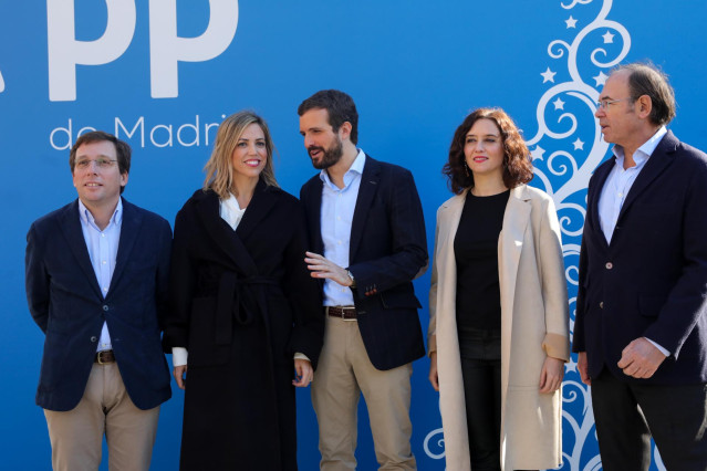 (I-D) El alcalde de Madrid, José Luis Martínez Almeida, la esposa de Pablo Casado, Isabel Torres, el presidente nacional del PP, Pablo Casado, la presidenta de la Comunidad de Madrid, Isabel Díaz Ayuso, y el presidente del PP madrileño, Pío García-Escuder