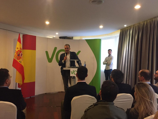 El secretario general de Vox, Javier Ortega Smith, en un acto con seguidores en Ferrol