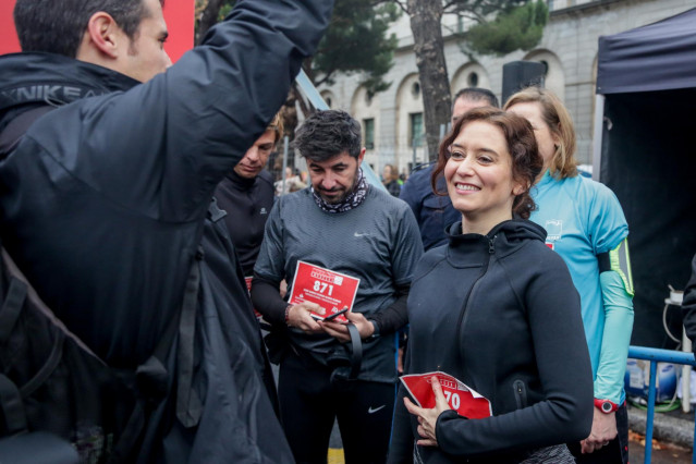 La presidenta de la Comunidad de Madrid, Isabel Díaz Ayuso, participa en la Carrera de las Empresas, organizada por Actualidad Económica, en Madrid a 15 de diciembre