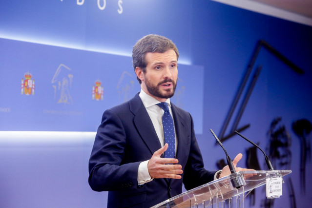 El presidente del Partido Popular, Pablo Casado, ofrece una rueda de prensa en el Congreso de los Diputados tras su consulta con el Rey sobre una posible investidura del candidato socialista como Presidente del Gobierno, en Madrid (España), a 11 de diciem