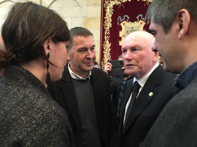 El coordinador general de EH Bildu en el homenaje a los lehendakaris en el exilio en la Casa de Juntas de Gernika, en Bizkaia, junto al expresidente del Gobierno Vasco Juna José Ibarretxe