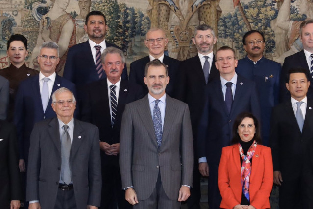 El Rey Felipe VI (primera fila 2i); el Alto Representante de Asuntos Exteriores y Seguroidad de la UE, Josep Borrell (primera fila 1i), y la ministra de Defensa y Asuntos Exteriores en funciones, Margarita Robles (primera fila 1d), posan junto a otras aut