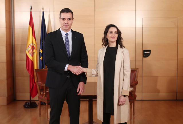 El presidente del Gobierno en funciones, Pedro Sánchez, y la portavoz de Ciudadanos en el Congreso, Inés Arrimadas, posan juntos momentos antes de su reunión en la Cámara Baja.