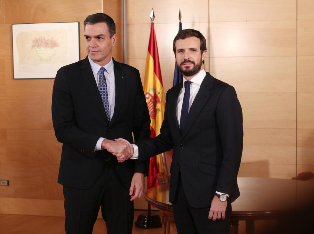 El presidente del Gobierno en funciones, Pedro Sánchez (izq) y el presidente del PP, Pablo Casado (dech), posan juntos antes de su reunión  en el Congreso de los Diputados, en Madrid (España),a 16 de diciembre de 2019.