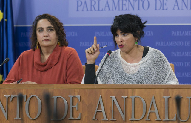 Rueda de prensa de la presidenta del grupo parlamentario Adelante Andalucía, Teresa Rodríguez (d), y la portavoz adjunta, Ángela Aguilera (i) en el Parlamento de Andalucía. En Sevilla (Andalucía), a 21 de noviembre de 2019.