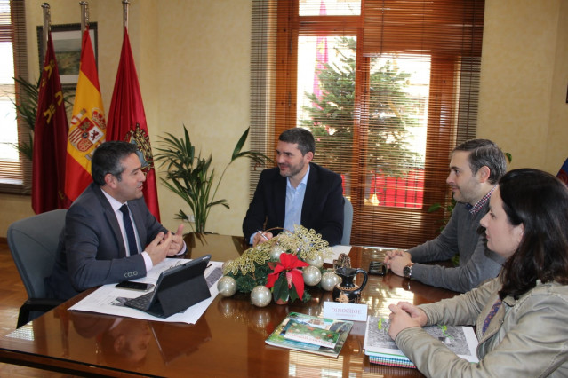 El consejero Antonio Luengo mantiene un encuentro de trabajo con el alcalde de Alcantarilla, Joaquín Buendía, para el impulso de nuevos proyectos en la localidad