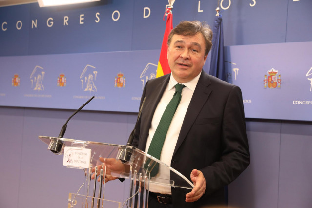 El diputado de Teruel Existe Tomás Guitarte ofrece una rueda de prensa en el Congreso de los Diputados