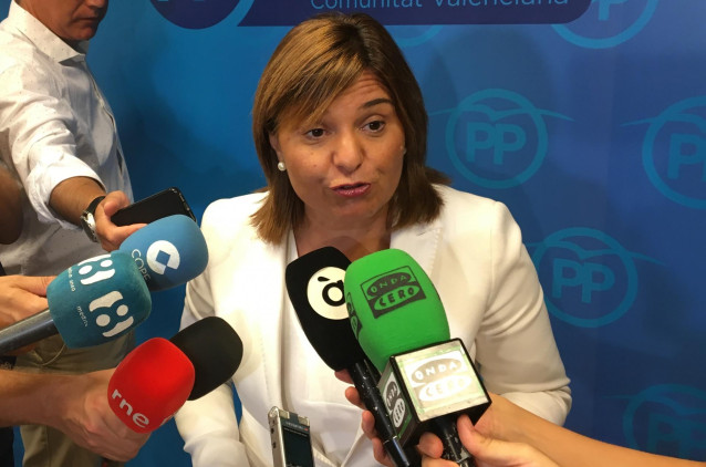La presidenta del PPCV, Isabel Bonig, atiende a los medios en imagen de archivo