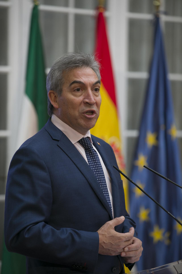 El delegado del Gobierno en Andalucía, Lucrecio Fernández, durante su intervención en la ceremonia de entrega de los XV Premios Plaza de España a la defensa, cumplimiento y difusión de los valores recogidos en la Constitución.   En Sevilla, a 12 de diciem