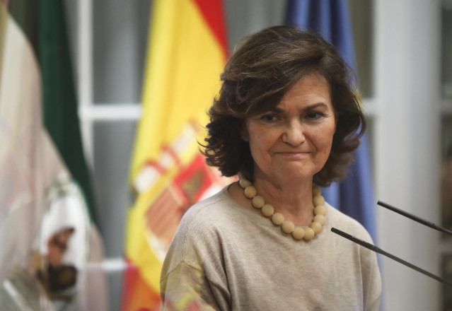 La vicepresidenta del Gobierno en funciones, Carmen Calvo, durante su intervención en la ceremonia de entrega de los XV Premios Plaza de España a la defensa, cumplimiento y difusión de los valores recogidos en la Constitución.  En Sevilla, a 12 de diciemb
