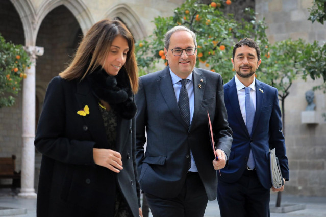 El presidente de la Generalitat, Quim Torra, con los consellers Meritxell Budó y Damià Calvet, en la Generalitat, el 17 de diciembre de 2019.