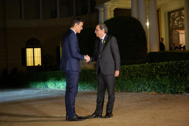 El presidente del Gobierno Pedro Sánchez saluda al presidente de la Generalitat Quim Torra antes de su reunión en el Palacio de Pedralbes