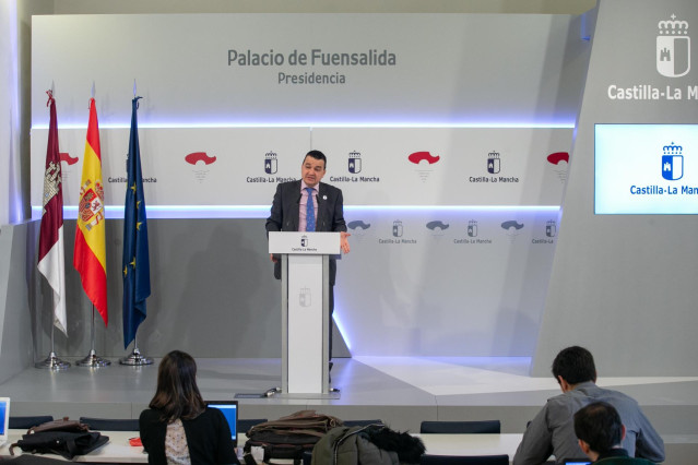 El consejero de Agricultura, Agua y Desarrollo Rural de C-LM, Francisco Martínez Arroyo, en rueda de prensa