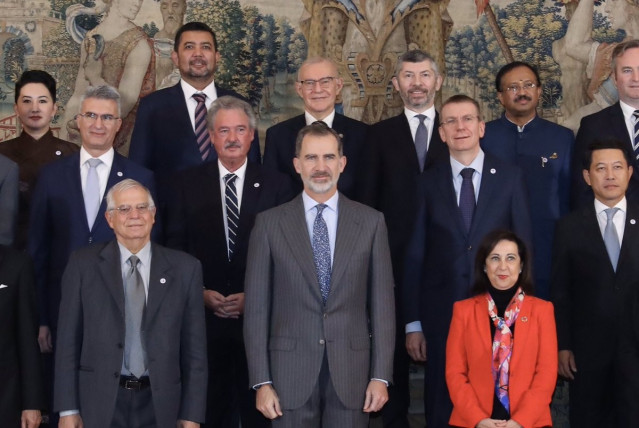 HANDOUT - 16 December 2019, Spain, Madrid: Spain's King Felipe VI (C), Josep Borrell (L), High Representative of the European Union for Foreign Affairs and Security Policy, and the Spanish acting Minister of Defence and Foreign Affairs, Margarita Robles (