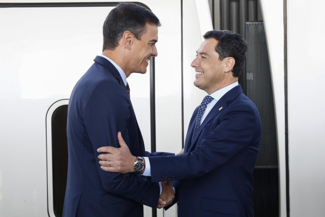 El presidente del Gobierno en funciones, Pedro Sánchez (i), y el presidente de la Junta de Andalucía, Juanma Moreno (d) inauguran la nueva línea de Alta Velocidad Madrid-Antequera-Granada en la Estación de Antequera Santa Ana, en una imagen de archivo