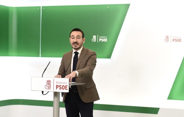 El senador del PSOE Fernando López Gil este martes en rueda de prensa